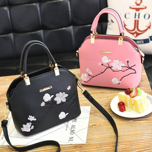 Modern női táska hímzéssel és fém elemmel