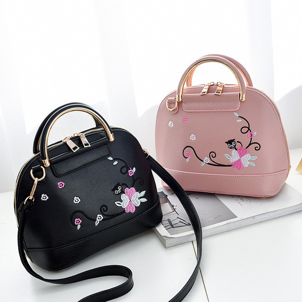 Modern női táska hímzéssel és fém elemmel