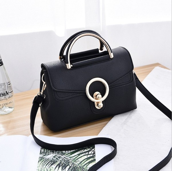 Modern női táska több színben, fém rögzítéssel