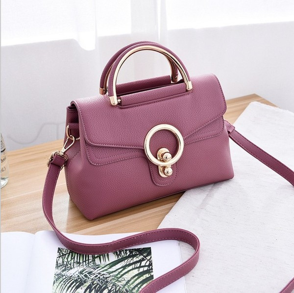 Modern női táska több színben, fém rögzítéssel