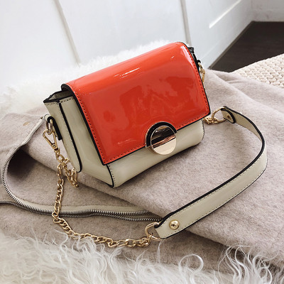 Modern női táska fém rögzítéssel, különböző színekben