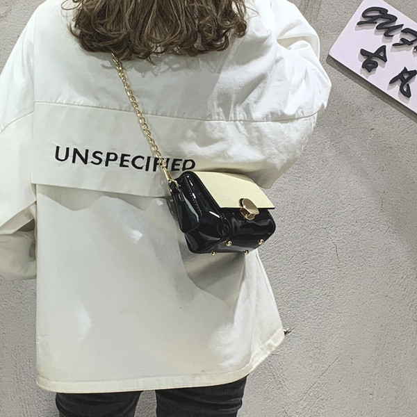 Modern női táska fém rögzítéssel, különböző színekben