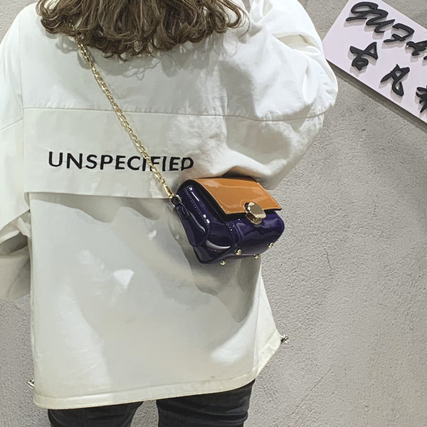 Modern női táska fém rögzítéssel, különböző színekben