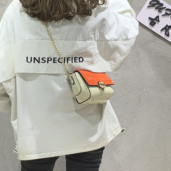 Modern női táska fém rögzítéssel, különböző színekben