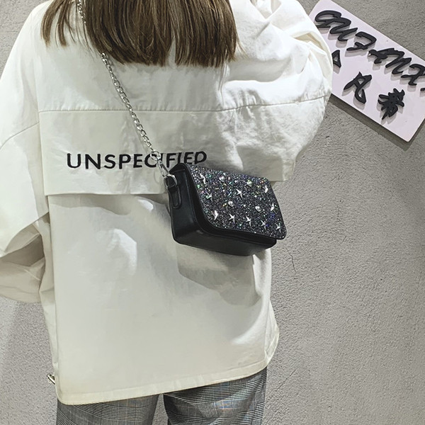 Modern női táska fém elemekkel és fém fogantyúval több színben