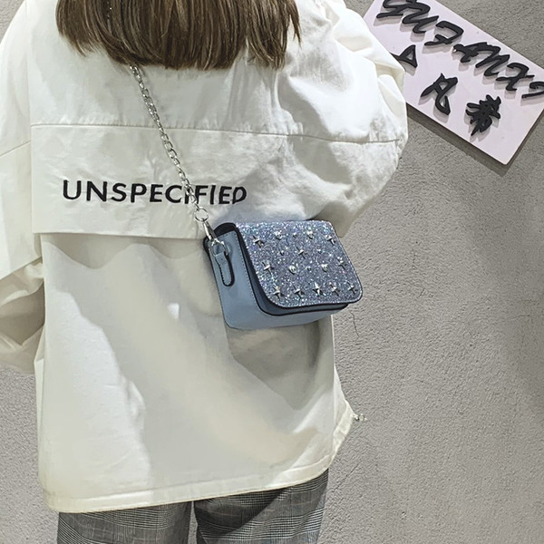 Modern női táska fém elemekkel és fém fogantyúval több színben