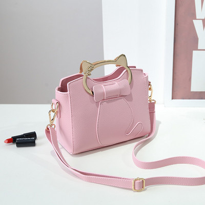 Κομψή γυναικεία τσάντα με κορδέλα και μεταλλικό στοιχείο