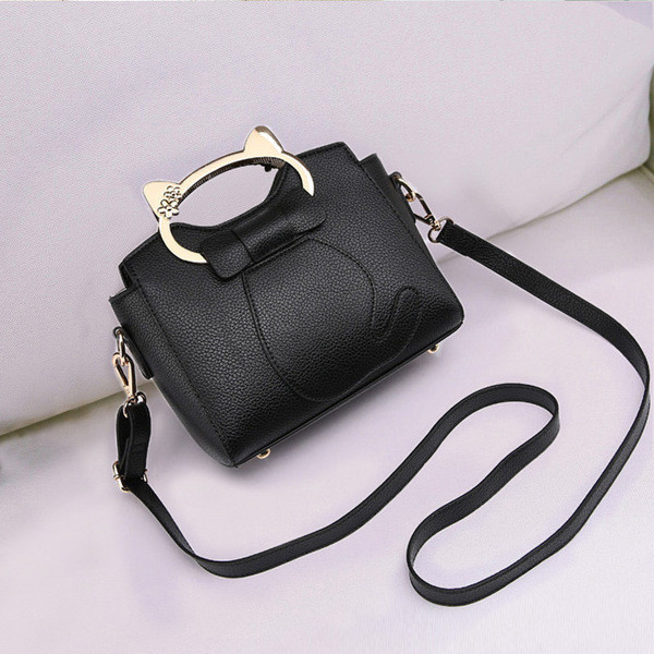 Stílusos kézitáska szalaggal és fém elemmel