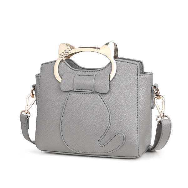 Stílusos kézitáska szalaggal és fém elemmel