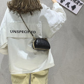 ÚJ Női táska fekete színben és fém elemmel