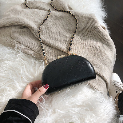 ÚJ Női táska fekete színben és fém elemmel