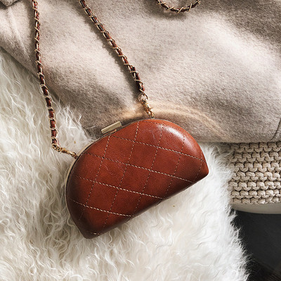 ÚJ Női táska fekete színben és fém elemmel