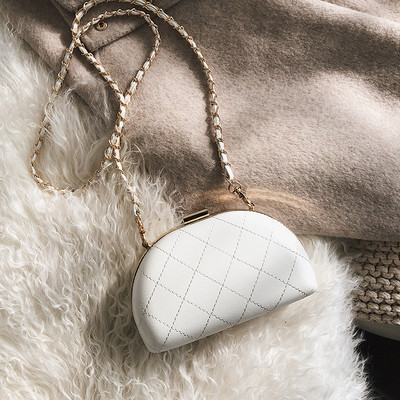 ÚJ Női táska fekete színben és fém elemmel