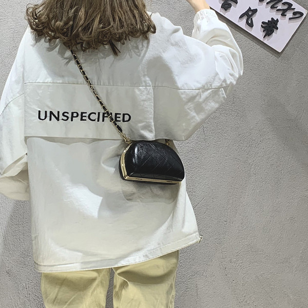 ÚJ Női táska fekete színben és fém elemmel