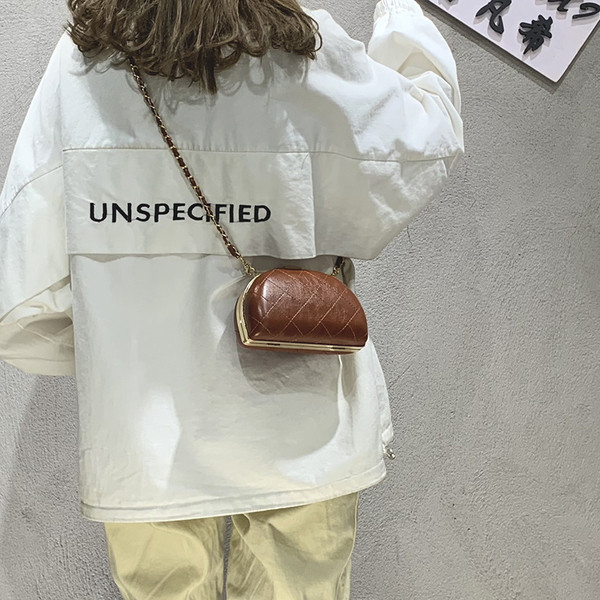 ÚJ Női táska fekete színben és fém elemmel