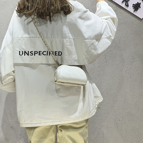 ÚJ Női táska fekete színben és fém elemmel