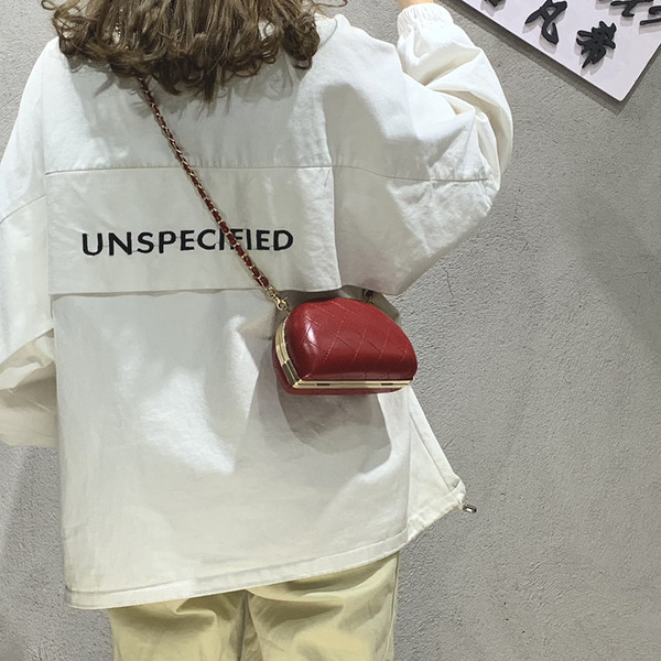 ÚJ Női táska fekete színben és fém elemmel