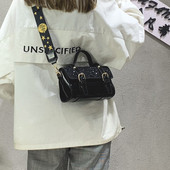 Új modell női táska több színben, fém elemmel