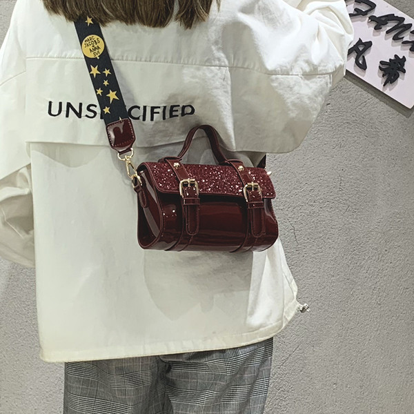 Új modell női táska több színben, fém elemmel