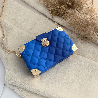 Stílusos női kis táska fém elemmel több színben