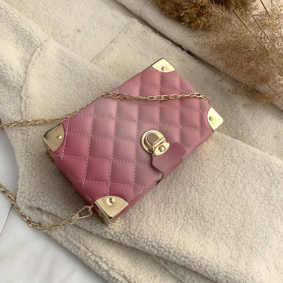 Stílusos női kis táska fém elemmel több színben