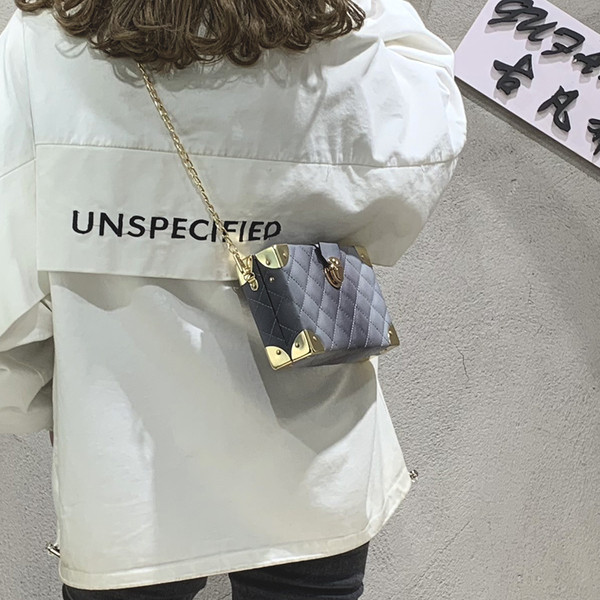 Stílusos női kis táska fém elemmel több színben