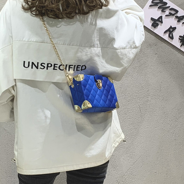 Stílusos női kis táska fém elemmel több színben