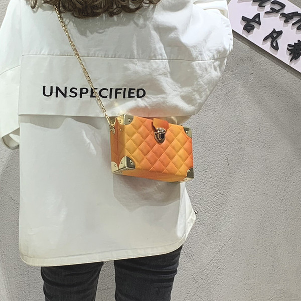 Stílusos női kis táska fém elemmel több színben