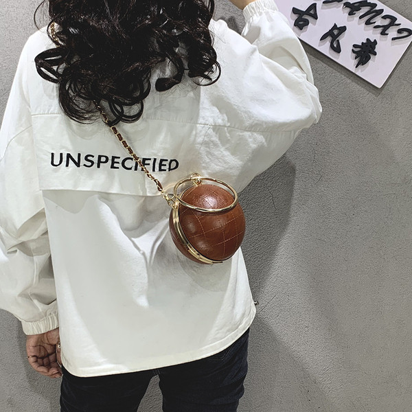 Elegáns női táska fém elemmel, különböző színekben