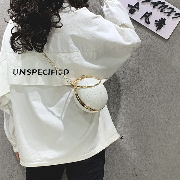 Elegáns női táska fém elemmel, különböző színekben