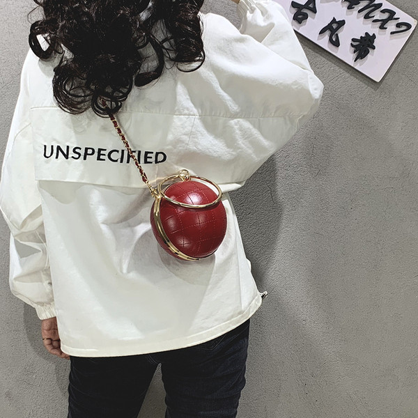 Elegáns női táska fém elemmel, különböző színekben