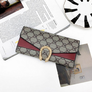 Stílusos női pénztárca fém elemmel