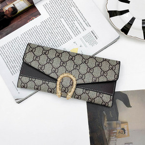 Stílusos női pénztárca fém elemmel