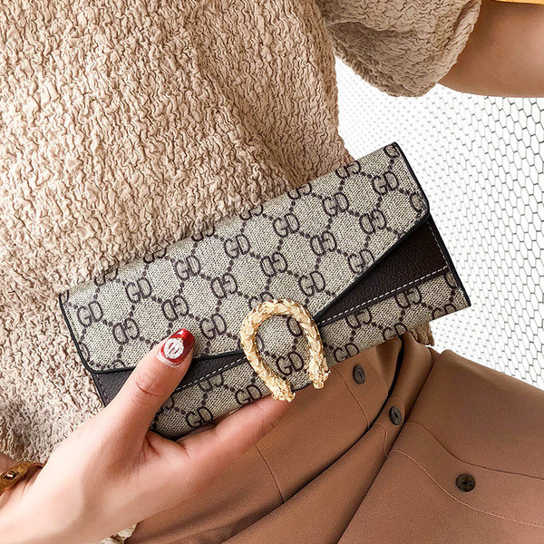 Stílusos női pénztárca fém elemmel