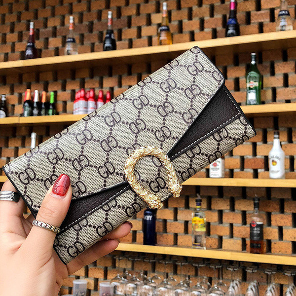 Stílusos női pénztárca fém elemmel