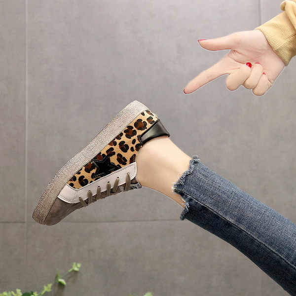 Stílusos női tornacipő leopárdmintával