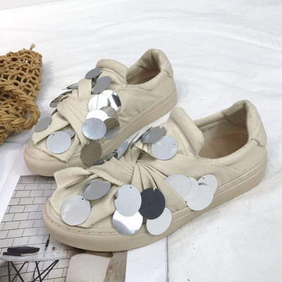 Jelenlegi női cipők két színben - fehér és bézs