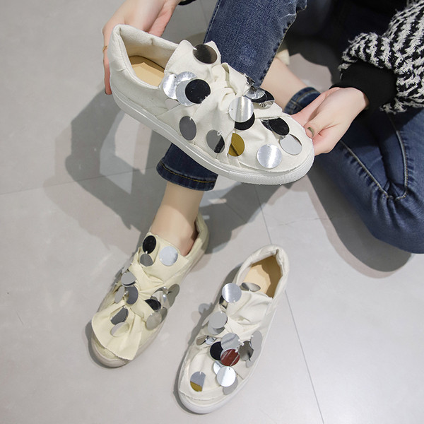 Jelenlegi női cipők két színben - fehér és bézs