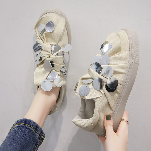 Jelenlegi női cipők két színben - fehér és bézs