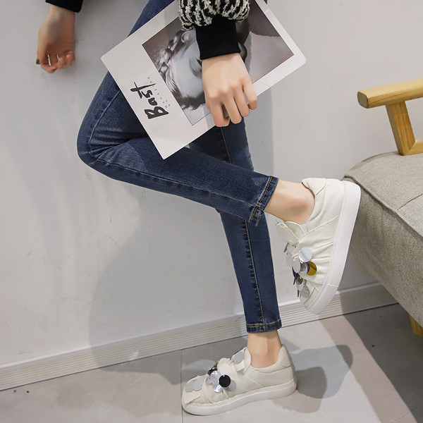 Jelenlegi női cipők két színben - fehér és bézs