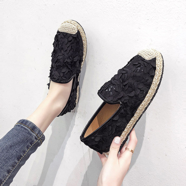 Modern női cipő három színben virágos motívumokkal