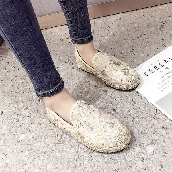 Modern női cipő három színben virágos motívumokkal