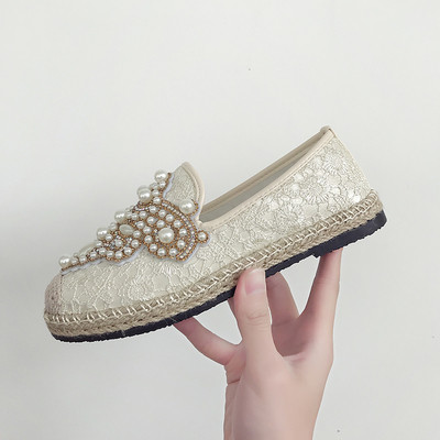 Modern női cipő két színben, díszgyöngyökkel