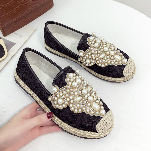 Modern női cipő két színben, díszgyöngyökkel