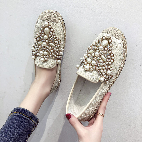 Modern női cipő két színben, díszgyöngyökkel