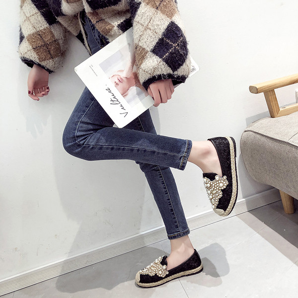 Modern női cipő két színben, díszgyöngyökkel