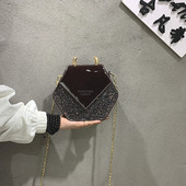 Stílusos kézitáska fém elemmel, több színben