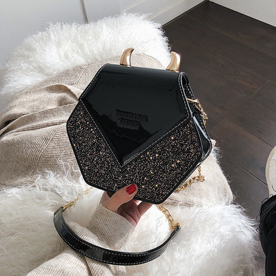 Stílusos kézitáska fém elemmel, több színben