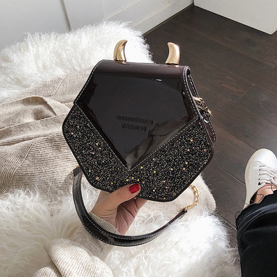 Stílusos kézitáska fém elemmel, több színben