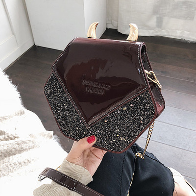 Stílusos kézitáska fém elemmel, több színben